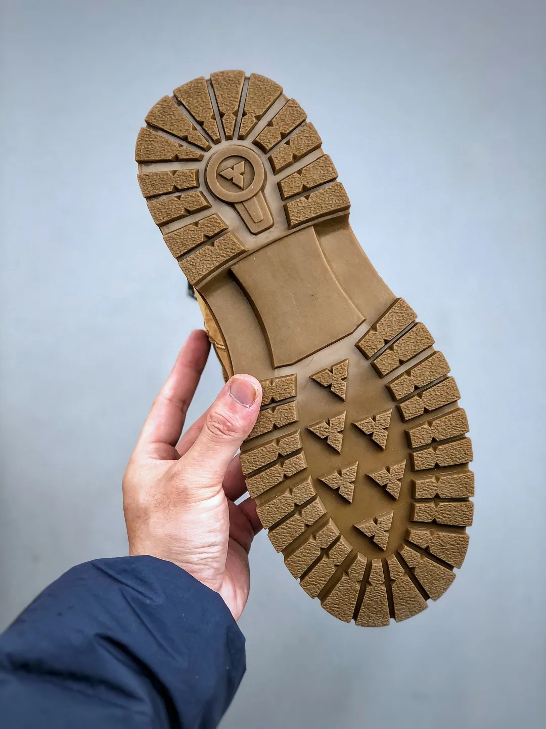 Local 💰560 support store opening new goods 🚀 #Timberland Timberland/Timberland New autumn and winter products Must-have outdoor casual rhubarb boots series for autumn and winter #Guangdong Dachang quality Original box original packaging Fashion and trend matching The fabric is made of Italian 🇮🇹 top matte fine-grained cowhide Light outsole with anti-odor and anti-corrosion genuine leather latex insoles From the outsole to the hardware, all are made from OEM raw materials Same as the original Goodyear's never-opening glue process. Good products don't kill pigs. The quality of the first order is strictly controlled. Exclusively released on the entire network. The quality is beyond doubt. The full set of official website unified packaging gives you a perfect wearing experience. The quality is exquisite and durable. A must-have for sportsmen. Specializes in not looking handsome. High-quality feet feel first-class. This winter, it is specially used for outdoor cold protection. Daily casual matching. Size: 38-44 (leather shoe size)
